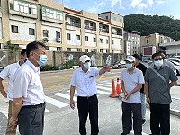 　縣長劉增應11日下午在副縣長王忠銘等人陪下前往福澳停車場現勘，並提出改善建議。（圖／文：馮紹夫）