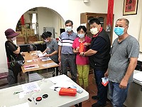 　南竿鄉振興消費禮金發放首日，南竿鄉長陳振國、鄉代會主席陳志華前往村辦公處關心現場作業情況，並提前祝福鄉親中秋節快樂。（圖／文：吳嘉榮）