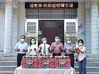 受疫情影響各監獄暫緩辦理懇親,福建更生保護會董事長洪培根前往金門監獄關懷慰問收容人並致贈蘋果,連江分監由幹部代為轉送。(圖:福建更生保護會)