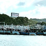 　「璨樹」颱風來襲，台籍專門在北竿外海域夜間燈具撈捕小卷漁船入福澳港避風，為防疫起見，船員停留海上。（圖：鄉親提供）