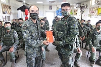 指揮官頒發莒光守備大隊團體加菜金。(圖/文:程婉琳)