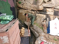清理營區周圍所有排水溝,保持水流暢通。(圖/文:賴閩蝶)