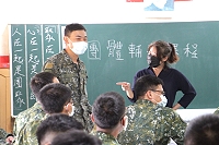 心輔志工引導部隊弟兄實施活動。(圖/文:程婉琳)