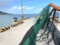 　北竿橋仔漁民定置網疑遭大陸拖網漁船強拖造成網具「四分五裂」，整張網被拖扯的亂七八糟，到了無法修補的地步。（圖／文：陳鵬雄）