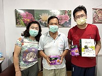 　莒光鄉公所致贈父親節禮物，爸爸們每人一盒葉黃素飲，並獻上遲來的祝福。（圖／文：宋幸儒）