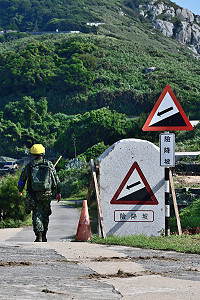 東引道路交通標誌進行汰換,以花崗岩牌面取代傳統金屬板樣式。(圖/文:陳其敏)