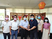 　台電馬祖區營業處長楊志潡代表台電頒贈110年節電獎杯，由鄉長陳振國代表接受。（圖：台電馬祖區營業處）