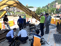 　介壽蔬菜公園前下水道管線複雜，連江縣環資局進行下水道拓寬，盡快恢復原有排水功能。（圖／文：馮紹夫）