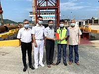 　中秋佳節將屆，縣長劉增應會同相關致贈臺馬之星秋節加菜金。（圖／文：馮紹夫）