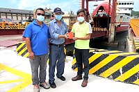 　秋節將屆，東引鄉長林德建與鄉代會主席王維德致贈臺馬之星、臺馬輪秋節加菜金，感謝船員們對促進東引交通便捷付出的努力。（圖：東引鄉公所）