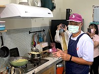 　馬祖青年發展協會邀請前北竿嘉賓餐廳大廚林克強重現傳統福州菜「瓜白」，過程中學習馬祖話與在地飲食文化。（圖／文：馮紹夫）