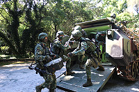 機步連官兵實車前往彈藥庫實施彈藥裝載。(圖/文:程婉琳)