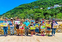 　2021年連江縣古蹟日結合鐵板燒塔節系列活動第1場傳統建築導覽及寫生活動18日牛角登場，畫家曹楷智帶領小朋友領略歷史故事。（圖：連江縣政府文化處）