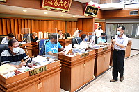 　議會第7屆第8次、第9次臨時會開議，議員們完成報到並召開預備會議；縣長劉增應、副縣長王忠銘前往拜會致意。（圖／文：曹重偉）