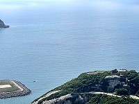 　短坡山是看飛機起降的絕佳位置，但有導遊建議山頂增設遮陽設施。（圖／文：陳鵬雄）