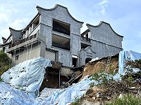 　23日夜裡罕見一場大雷雨，所幸沒有造成中山國中辦公大樓地基淘空面積擴大。（圖／文：陳鵬雄）