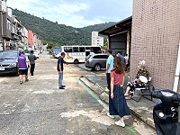 　23日夜裡半小時雷雨造成塘岐中正路後方淹水，公所與代表會24日一早前往現勘尋求改善之道。（圖／文：陳鵬雄）