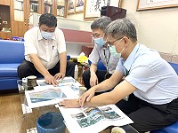 民航局場站組就北竿機場前停車場方案向立委陳雪生提出說明。(圖:立委陳雪生國會辦公室)