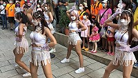 　鐵板燒塔節創意踩街超人氣，十支隊伍各顯神通，其中天使舞團最受矚目，5位辣妹身材姣好，勁歌熱舞High翻全場。（圖／文：曹重偉）