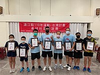 　連江縣110年運動i台灣計畫桌球聯誼賽開打，男單冠軍曹常容、雙打冠軍楊清宇、蕭育翔。（圖：馮紹夫、桌球委員會）