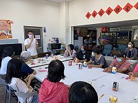 　2021年連江縣古蹟日《四喜出幼》，陳治旭剪花藝術研習指導學員剪花製作特色燈籠。（圖／文：馮紹夫）