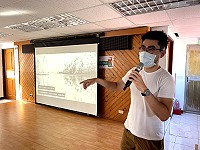 　駐村藝術家張致中與北竿鄉親分享自己的島嶼遊歷人生，期望有朝一日能透過更多故事讓馬祖與世界串連接軌。（圖／文：陳鵬雄）