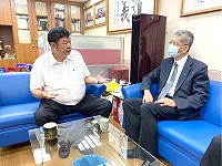 交通部航港局長葉協隆拜會立委陳雪生,就馬祖港埠建設與航運事務討論交換意見。(圖:立委陳雪生服務處)