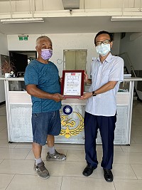 南竿漁民王連進熱心義舉,獲海巡署110年優良漁民殊榮。(圖:海巡署金馬澎分署第一○岸巡隊)