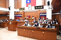 　縣議會第7屆第9次臨時會議案審查議程，通過本縣110年度總預算第一次追加（減）預算案等縣府議案14案及人民請願案2案。（圖／文：曹重偉）