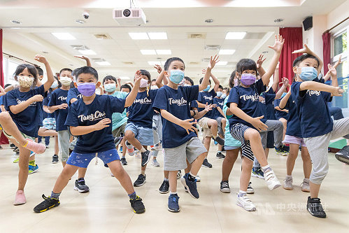雲門舞集「舞蹈蒲公英計畫」由3到4人的輕巧編制,深入全台特殊、極度偏遠學校,讓學生近距離體驗舞蹈文化,日前前進馬祖北竿塘岐國小示範演出,迴響熱烈。(雲門舞集提供)