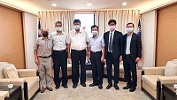 立委陳雪生偕同中華馬祖鄉親協會理事長林金官9月29日上午拜會陸委會主委邱太三,討論金、馬小三通解封。(圖:陳雪生國會辦公室)