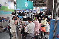 2021台北國際夏季暨秋季聯合旅展,馬祖形象館展出大受歡迎,現場特別安排網紅直播導購,透過網路平台擴大整體宣傳效果。(圖:產發處)