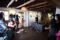 馬祖詩人、畫家劉梅玉《之後的島》畫展開幕,劉梅玉為在場觀眾介紹每幅作品的筆下懷想與感悟。(圖/文:陳其敏)