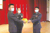 指揮官廖少將主持北高守備大隊大隊長布達交接典禮,新任大隊長郭上校(右)自原任大隊長蘇上校(左)手中接下印信。(圖/文:黃朝瑋)