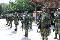 在戰備部隊長楊少校指揮下,戰備部隊官兵實施槍枝檢查。(圖/文:賴閩蝶)