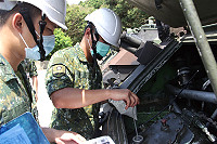 官兵對各項裝備進行詳細檢整,為求往後任務順利進行。(圖/文:許智堯)