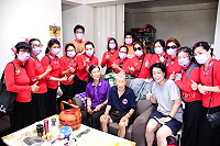 　「牛角做出幼」喜娘送喜打頭陣，送喜隊伍巡迴村莊各個巷道，依序拜訪村中有80歲以上長者及新生兒的家戶獻上吉祥話語，受訪家戶喜上眉梢，社區溫馨洋溢。（圖／文：曹重偉）