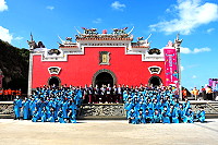 　馬祖秋慶牛角做出幼隆重舉辦，家長來賓一起見證馬中一年級99位學子成年禮；完成過關儀式後，由劉增應、廖建興等來賓為同學加冠。（圖／文：曹重偉）
