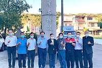 議長張永江、東引鄉長林德建、鄉代會主席王維德等人參訪桃園市摩太科技股份有限公司,並接受董事長吳嘉隆捐贈1台復康巴士給東引鄉。(圖:東引鄉公所)