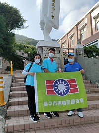 救國團台中市團委會扶弱送愛、傳愛馬祖,會長李義明29日捐贈中正國中小學社會服務金幫助弱勢孩子,由校長林元忠代表接受。(圖/文:曹重偉)