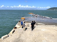 　工務處6日大滿潮時派員登大坵島，現勘簡易碼頭靠泊改善方案。（圖／文：陳鵬雄）