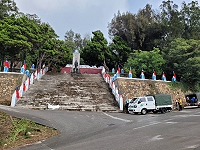 縣府民政處在國慶日前,南竿交通要道、景區、街道插掛國旗,展現飄揚動態美感,十月歡慶氛圍。(圖:曹重偉)