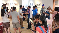 　福澳故事館10日溫馨開幕，記憶福澳老照片回顧展以曾有的傳統產業為主題，讓訪客能重溫古早回憶，副縣長王忠銘也專程前往致意。（圖／文：曹重偉）