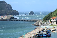 　受圓規颱風外圍環流影響，東引沿海風浪強勁，所有漁船都停泊港內避風。（圖／文：陳其敏）