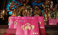 媽祖昇天祭贈品《壓轎金》很不一樣喔,今年精心設計喜感十足外裝袋,參加14日上午的祭祀大典及坑道祈福即可獲贈。(圖:連江縣政府文化處)