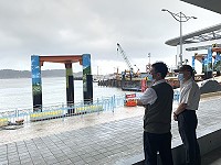 　馬祖12日受颱風外圍環流影響出現強風，縣長劉增應、副縣長王忠銘聽取連江縣災害應變中心災情簡報，並前往各澳口、山線現勘。（圖／文：馮紹夫）