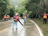 圓規外圍環流肆虐兩天,山線道路彷彿狂風掃落葉,環資局、南竿鄉公所清潔隊昨天下午集結出動,先進行主要幹道及入村道路清理工作。(圖/文:曹重偉)