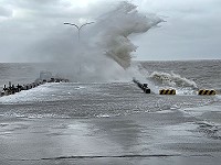 　浪比燈高。（圖與文：陳鵬雄）