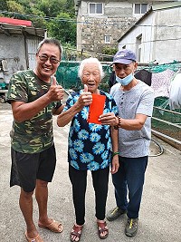 橋仔社協理事長黃德官及理事,13日發放村內65歲以上老人敬老禮金。(圖/文:陳鵬雄)