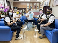 中華電信工會理事長洪秀龍等一行13日上午赴立法院就中華電信員工組織調整及加薪問題向立院交通委員會召委陳雪生陳情。(圖:立委陳雪生國會辦公室)